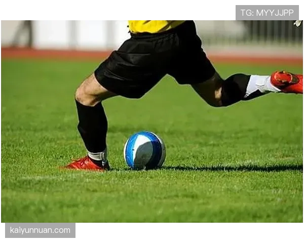 回传规则：队友脚回传守门员用手触球判间接任意球要点