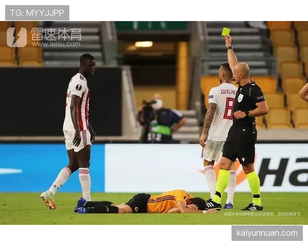 拉人犯规的判罚标准与裁判处罚原则解析