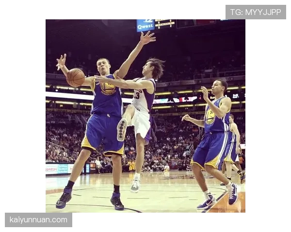 纳什精准组织传球助攻率提升显著拉开球队进攻节奏