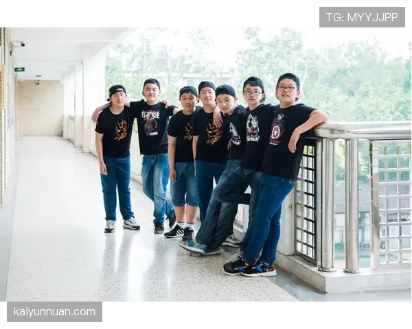 进攻犯规判定条件：推搡、拉扯与肘臂动作